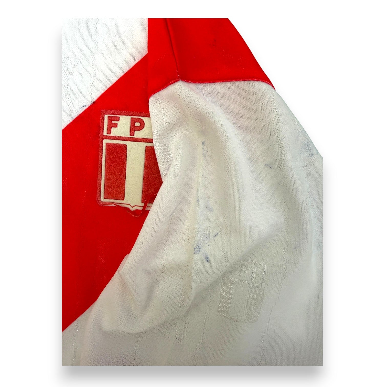 Dettaglio macchia leggera spalla maglia Perù Walon 2000-02 – vintage stemma FPF vicino