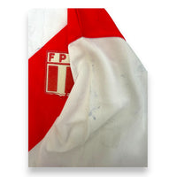 Dettaglio macchia leggera spalla maglia Perù Walon 2000-02 – vintage stemma FPF vicino