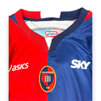 Dettaglio colletto e stemma maglia Cagliari Calcio Home 2006-07 Player Issued – Asics Team Line – sponsor SKY