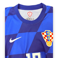 Dettaglio collo maglia Croazia Away 2024 Nike – scritta Obitelj Family – stemma HNS interno – logo Nike Swoosh
