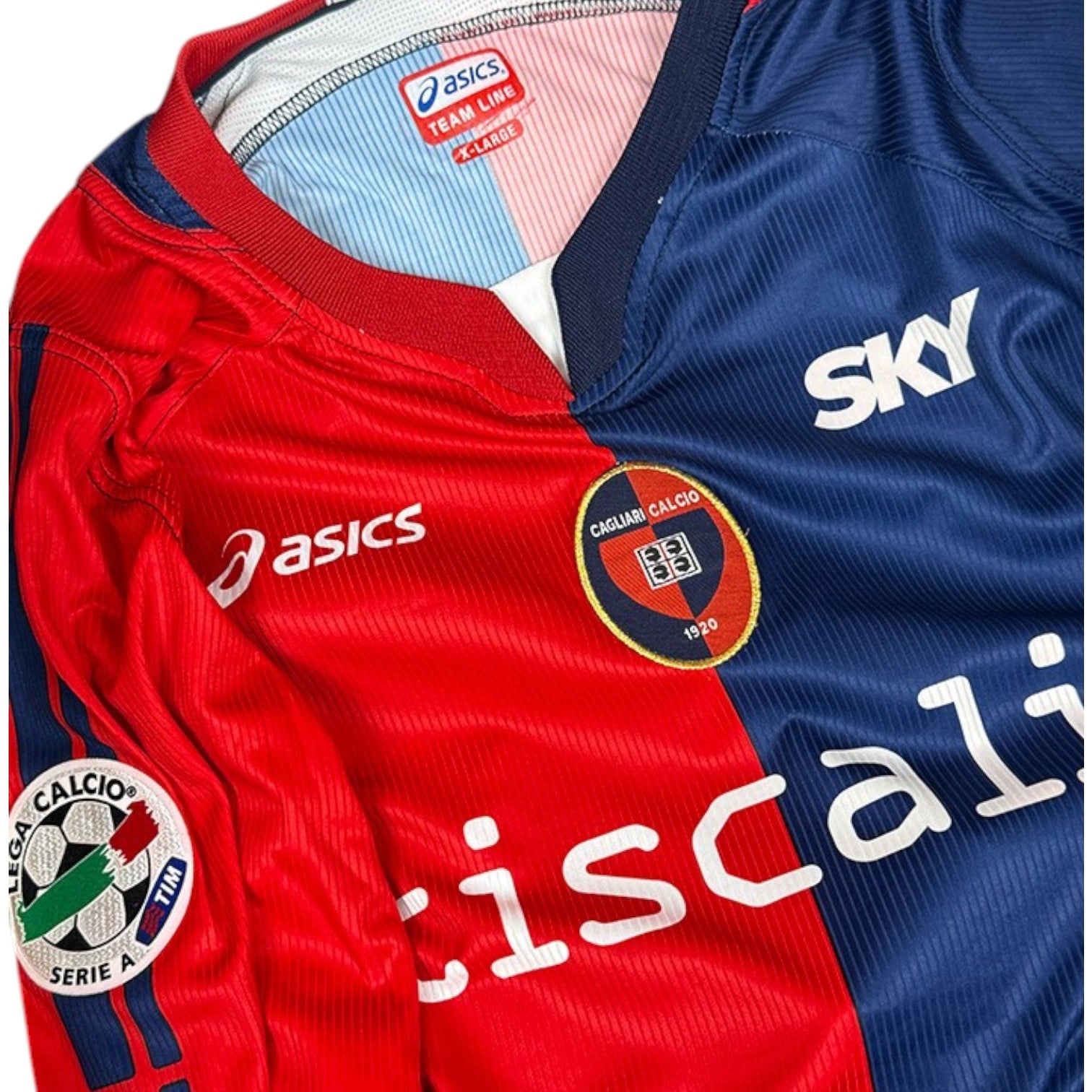 Dettaglio patch Lega Calcio Serie A TIM e stemma maglia Cagliari 2006-07 Player Issued – Asics – sponsor Tiscali