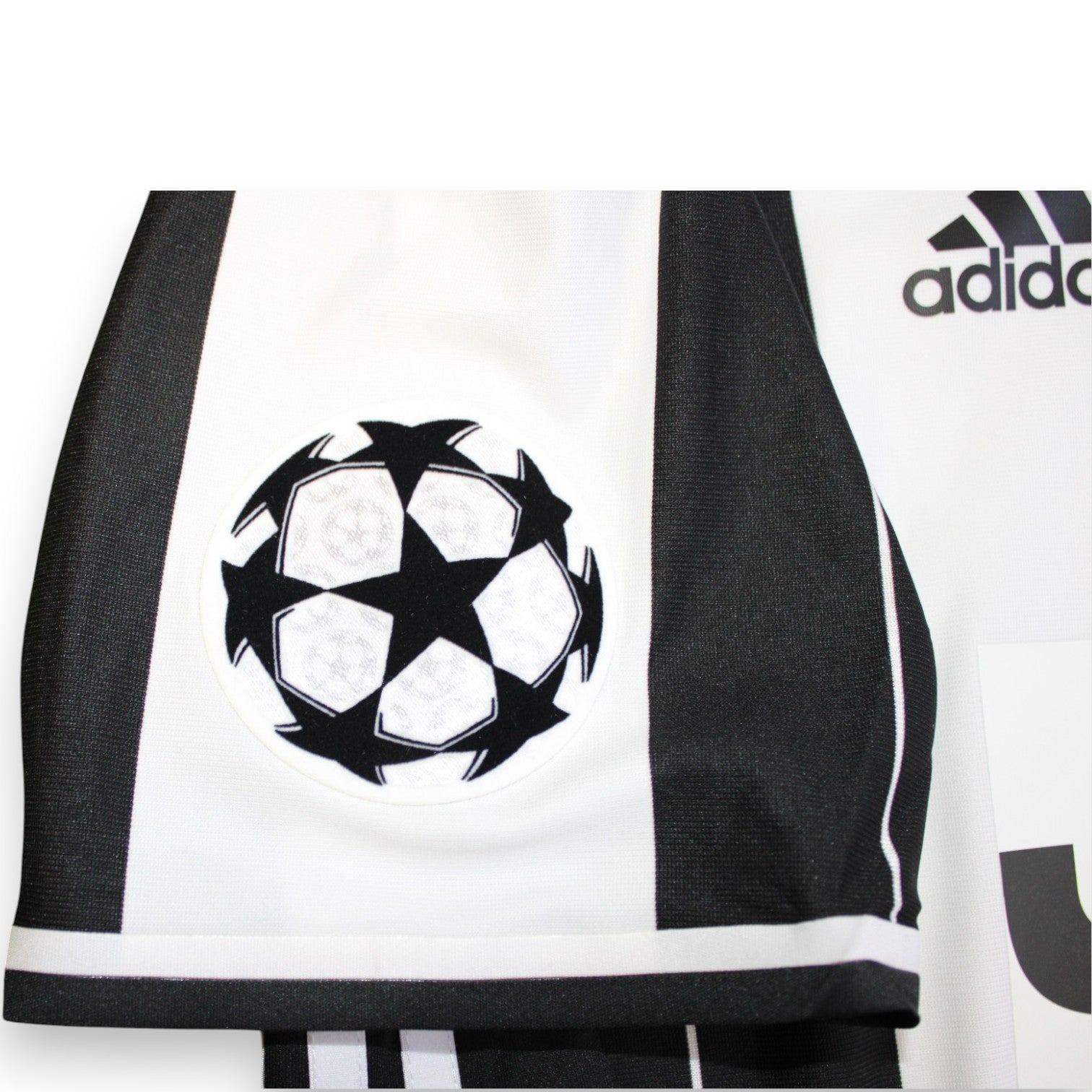 Dettaglio patch UEFA Champions League pallone stellato maglia Juventus 2016-17 Player Issued – Adidas – finale Cardiff