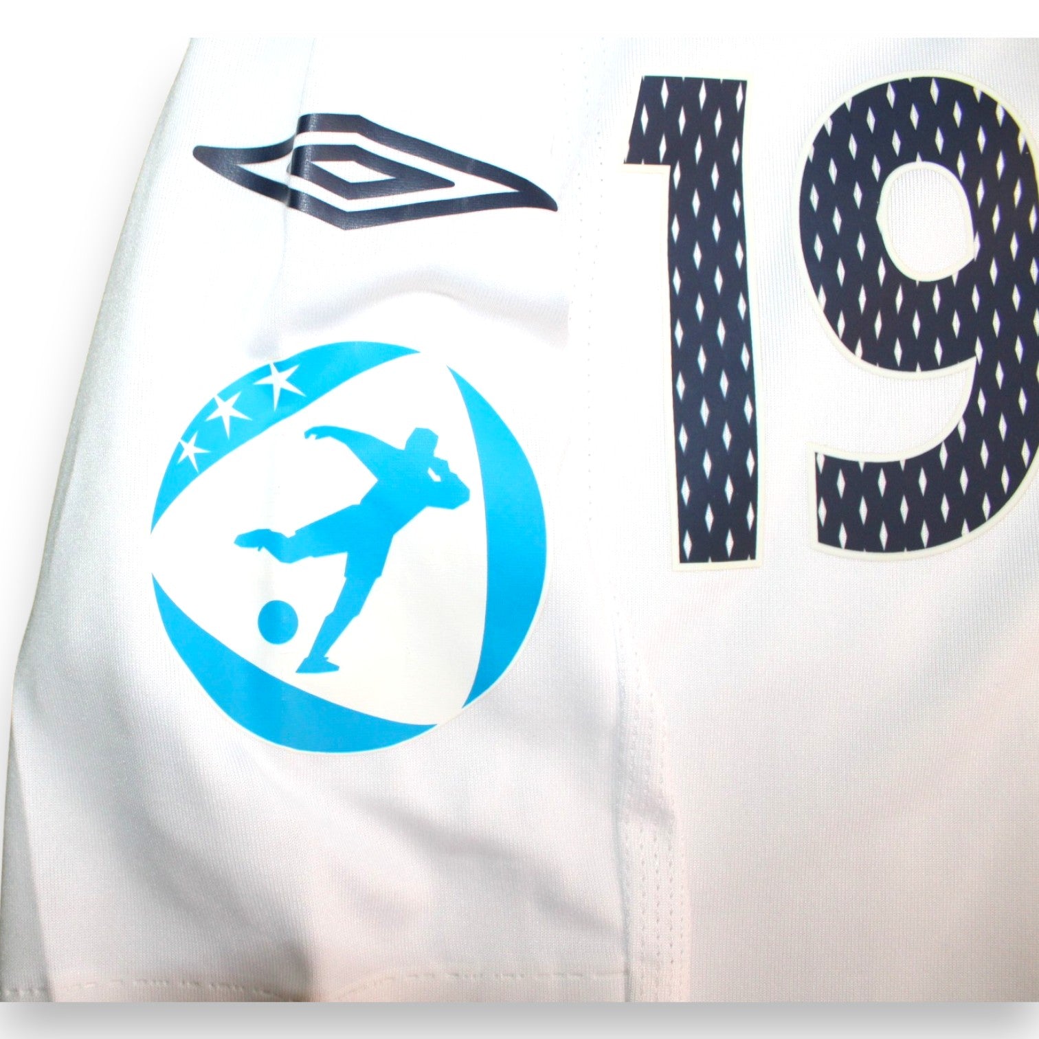 Dettaglio patch UEFA European Under-21 Championship e logo Umbro – maglia Inghilterra U21 2007 numero 19 Derbyshire