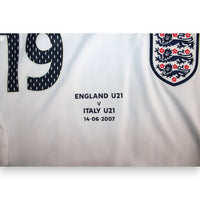 Dettaglio stampa partita England U21 v Italy U21 14-06-2007 – maglia Inghilterra Player Issued Derbyshire – stemma Three Lions