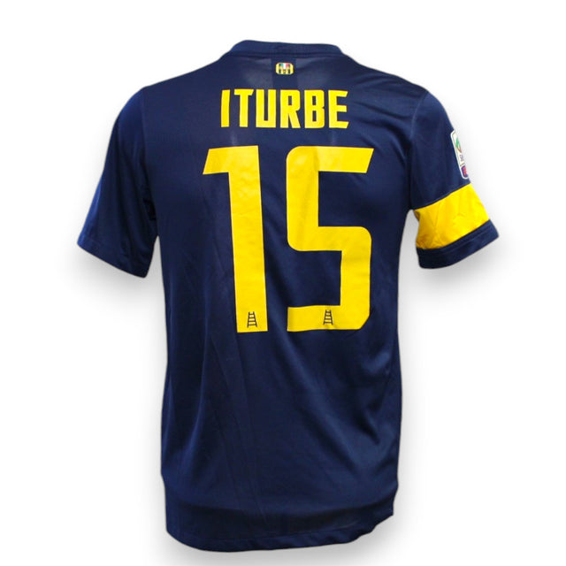 Retro maglia Hellas Verona Home 2013-14 numero 15 Iturbe Player Issued – nameset giallo con scala di Verona – patch Serie A TIM