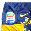 Dettaglio patch Serie A TIM e logo Nike Swoosh giallo – maglia Hellas Verona Home 2013-14 Player Issued – sponsor Leaderform