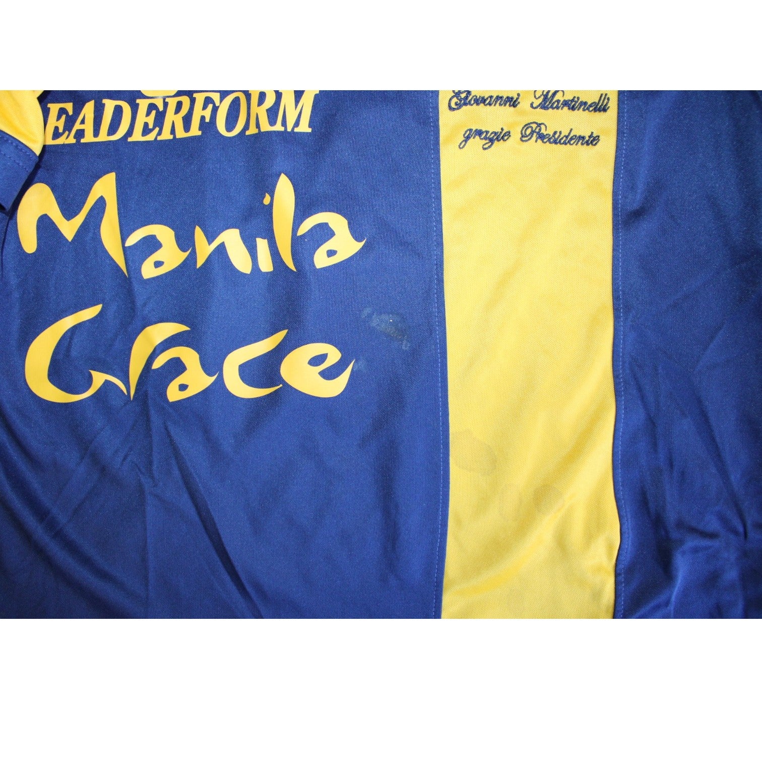 Dettaglio sponsor Manila Grace e Leaderform maglia Hellas Verona Home 2013-14 Player Issued – ricamo Giovanni Martinelli grazie Presidente