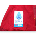 Dettaglio patch Serie A TIM maglia Roma Home 2022-23 autografata Kumbulla – logo nuovo formato Serie A