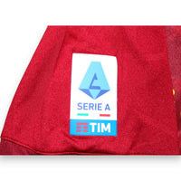 Dettaglio patch Serie A TIM maglia Roma Home 2022-23 autografata Kumbulla – logo nuovo formato Serie A