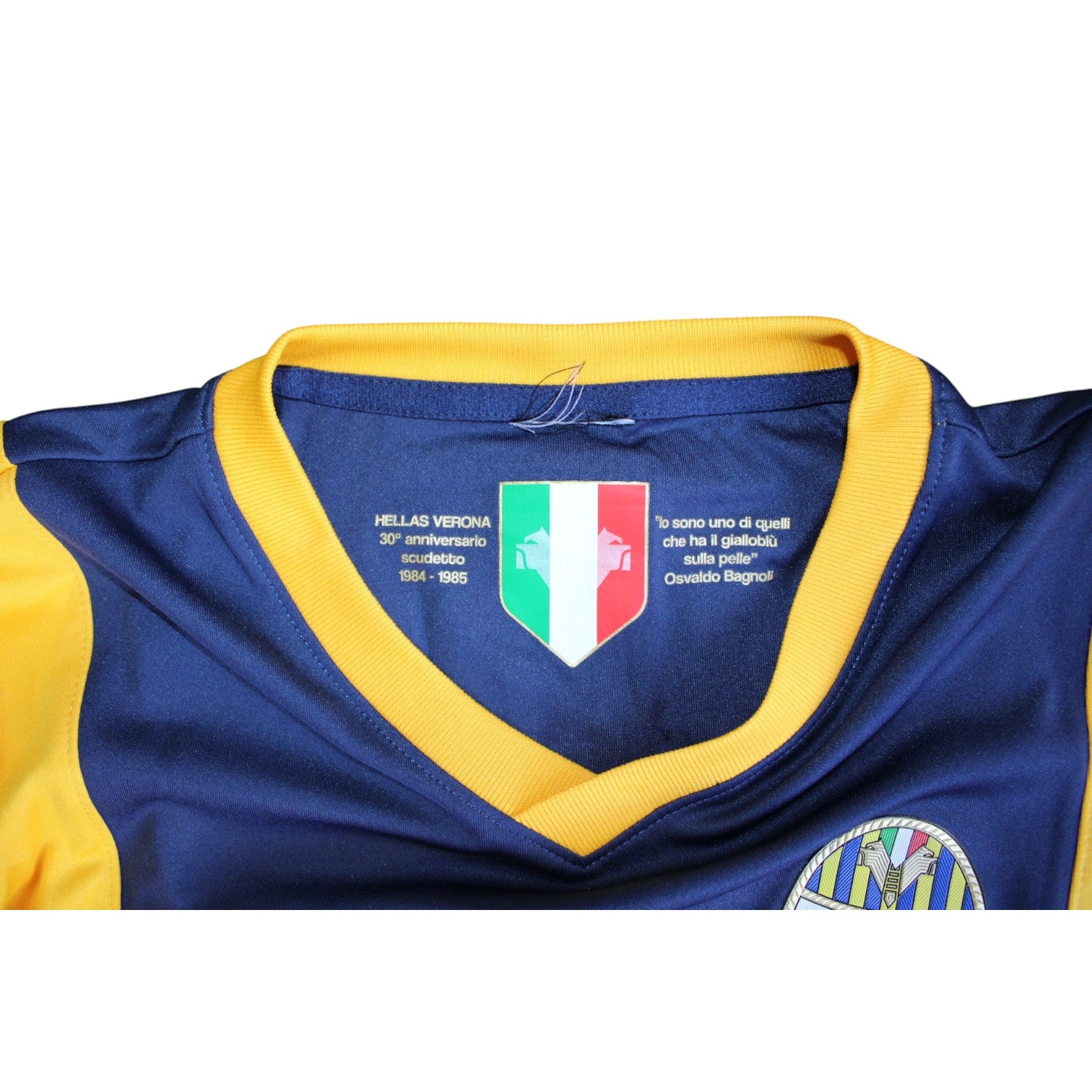 Dettaglio interno collo maglia Hellas Verona Home 2014-15 – 30° anniversario Scudetto 1984-1985 – citazione Osvaldo Bagnoli – bandiera italiana