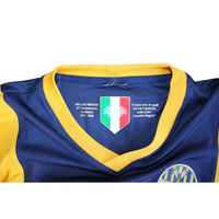 Dettaglio interno collo maglia Hellas Verona Home 2014-15 – 30° anniversario Scudetto 1984-1985 – citazione Osvaldo Bagnoli – bandiera italiana