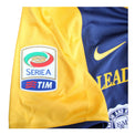 Dettaglio patch Serie A TIM e logo Nike Swoosh giallo – maglia Hellas Verona Home 2014-15 Player Issued – sponsor Leaderform Franklin Marshall