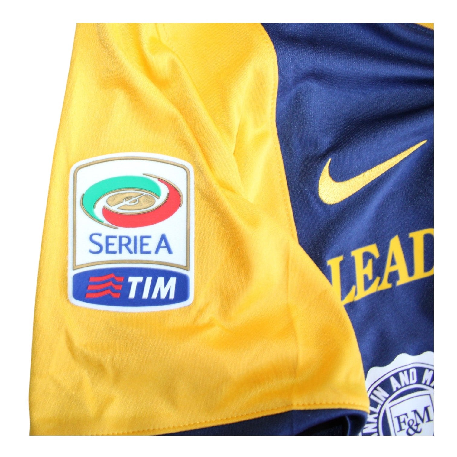 Dettaglio patch Serie A TIM e logo Nike Swoosh giallo – maglia Hellas Verona Home 2014-15 Player Issued – sponsor Leaderform Franklin Marshall