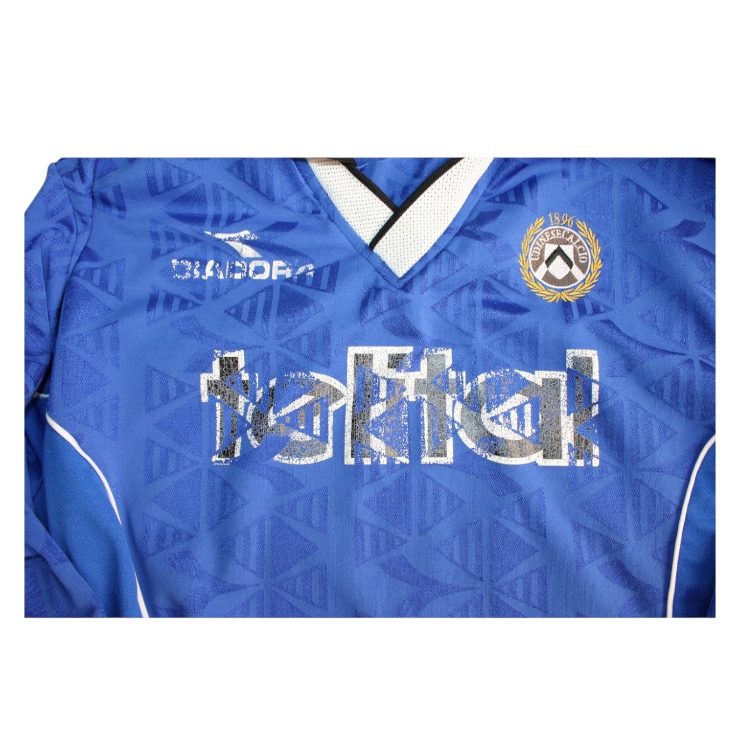 Dettaglio fronte maglia Udinese Third 1998-99 Player Issued – stemma Udinese Calcio 1896 – logo Diadora – sponsor Telital screpolato – motivo geometrico blu