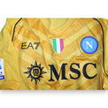 Dettaglio petto maglia portiere SSC Napoli GK 2023-24 – patch scudetto tricolore 2022-23 – logo EA7 – sponsor MSC – Player Issued