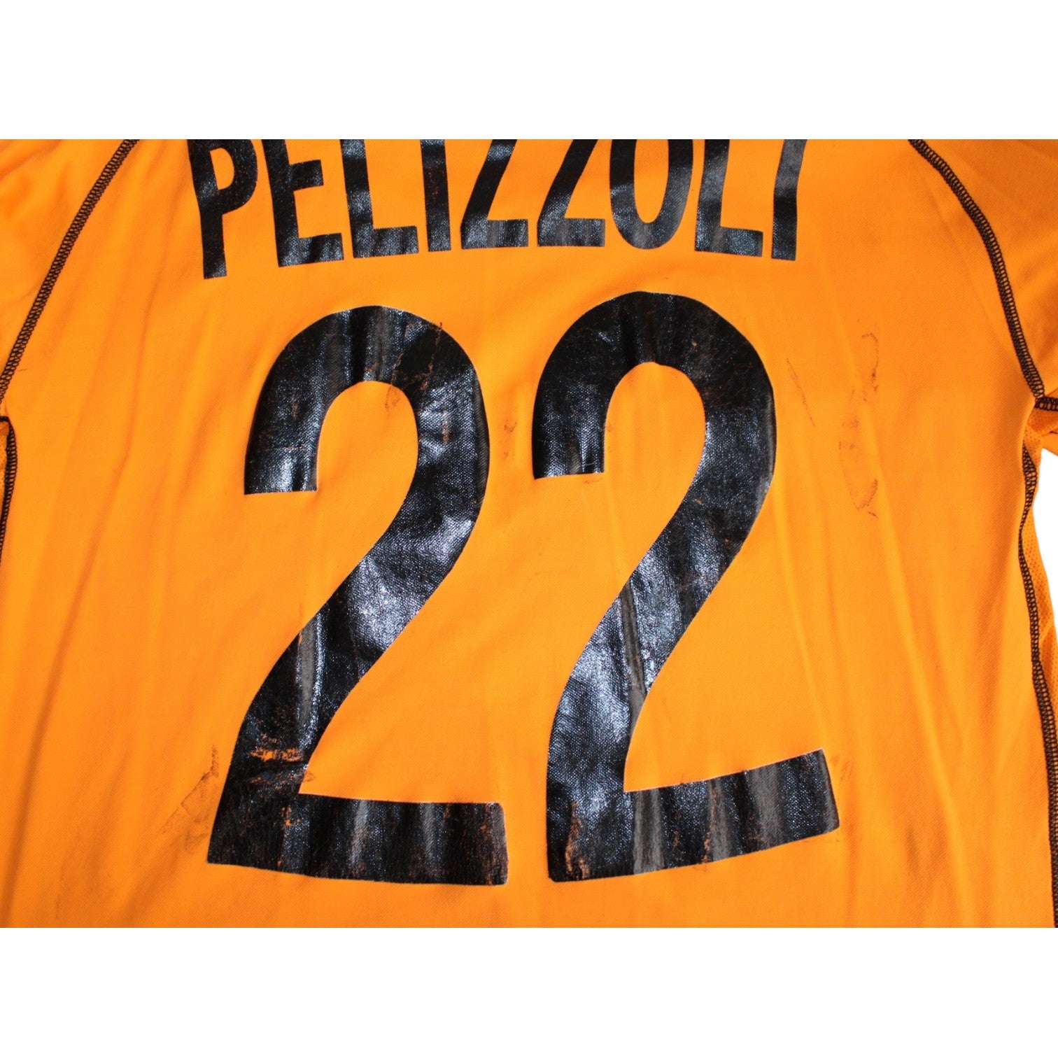 Dettaglio ravvicinato numero 22 posteriore maglia Roma Pelizzoli 2002-03 – evidenza di crepe e usura della plastica del numero