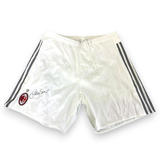 Pantaloncini autografati Franco Baresi AC Milan Away 2014-15 – Adidas Adizero bianchi tre strisce grigie – stemma ACM 1899 stella dorata – autografo originale pennarello nero – taglia XL – condizioni Excellent