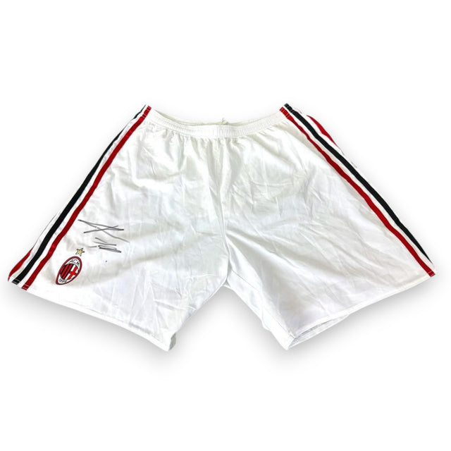 Pantaloncini autografati Krzysztof Piatek AC Milan 2019-20 – Adidas Adizero bianchi tre strisce rossonere – stemma ACM 1899 stella dorata – autografo originale pennarello grigio – taglia L – condizioni Excellent