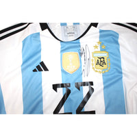 Dettaglio autografo originale Lautaro Martínez maglia Argentina 2022-23 – pennarello argento – patch FIFA World Champion dorata – tre stelle AFA