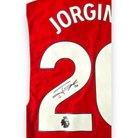 Dettaglio autografo originale Jorginho maglia Arsenal 2023-24 – firma su numero 20 – pennarello nero – certificato COA