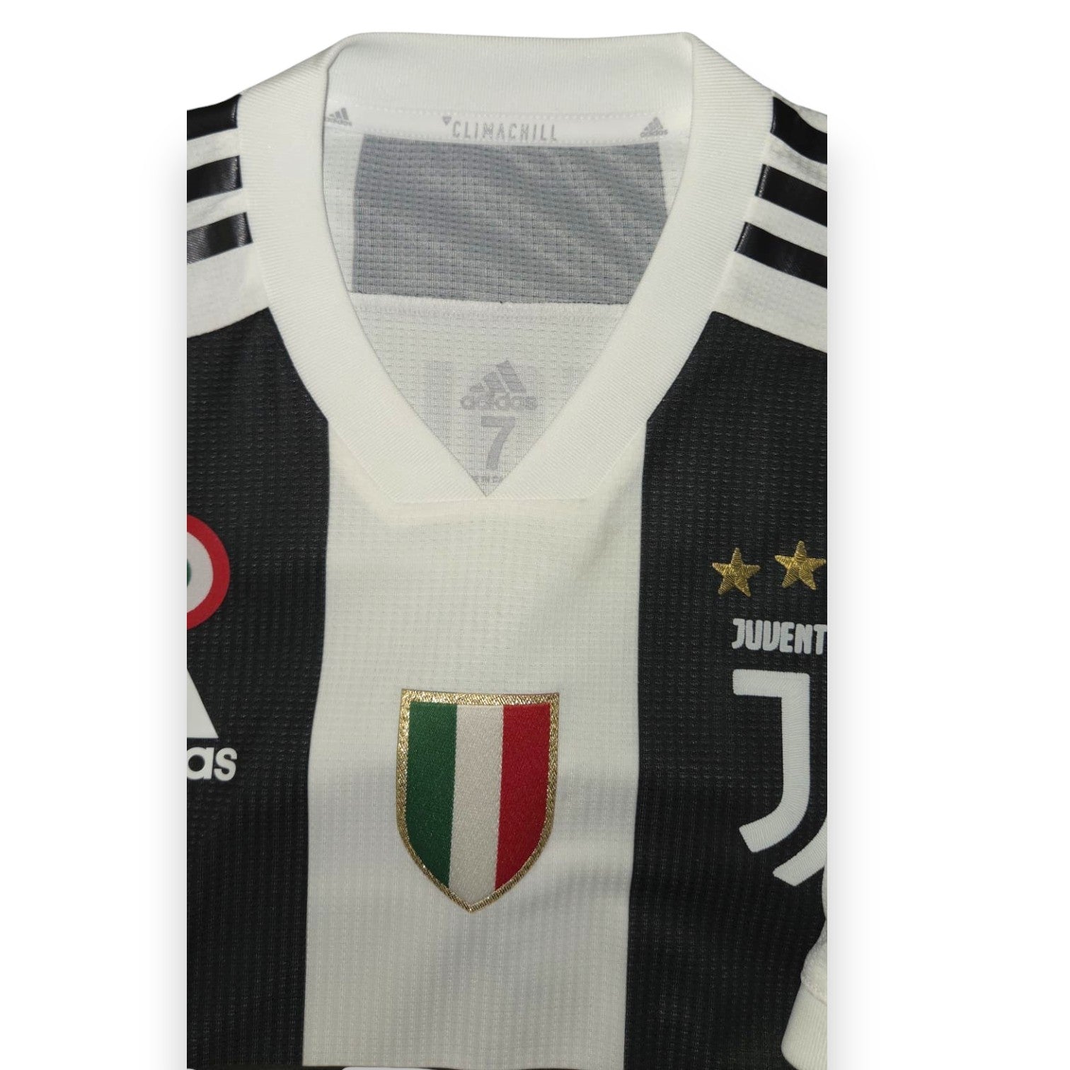 Dettaglio colletto Adidas Climachill e scudetto tricolore maglia Juventus Home 2018-19 Player Issued – taglia 7 – Made in Cambodia