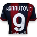 Dettaglio autografo originale Marko Arnautović maglia Bologna 2022-23 – firma argento su numero 9 – cimelio autentico