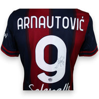 Dettaglio autografo originale Marko Arnautović maglia Bologna 2022-23 – firma argento su numero 9 – cimelio autentico