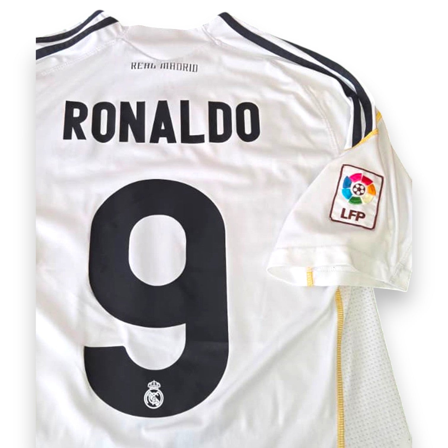 Dettaglio nameset Ronaldo 9 e patch LFP maglia Real Madrid Home 2009-10 Adidas – scritta Real Madrid sotto colletto