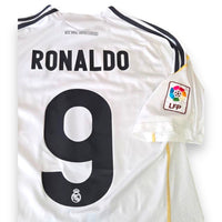 Dettaglio nameset Ronaldo 9 e patch LFP maglia Real Madrid Home 2009-10 Adidas – scritta Real Madrid sotto colletto