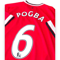 Dettaglio nameset Pogba 6 maglia Manchester United Home 2014-15 Nike – logo Premier League – cimelio originale