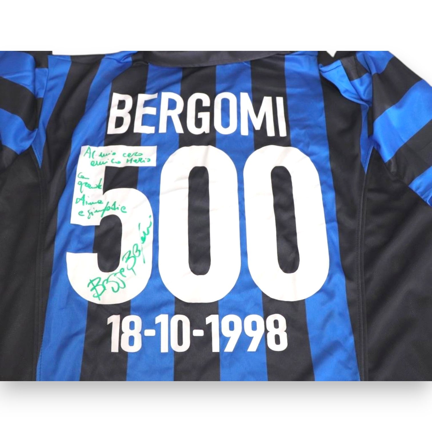 Dettaglio dedica autografa Giuseppe Bergomi maglia Inter 1998-99 – pennarello verde – 500 presenze – cimelio originale