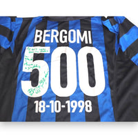Dettaglio dedica autografa Giuseppe Bergomi maglia Inter 1998-99 – pennarello verde – 500 presenze – cimelio originale