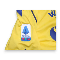 Dettaglio patch Serie A TIM 2020-2021 maglia Hellas Verona – maglia autografata Barák N.7 Store Macron