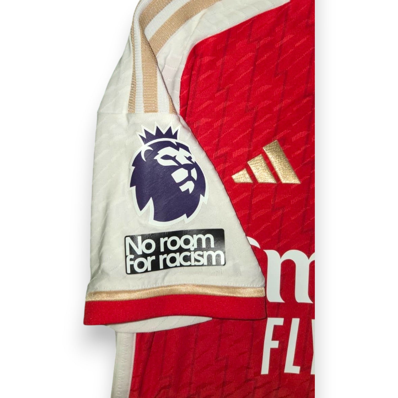 Patch Premier League e No Room for Racism maglia Arsenal Home 2023-24 Adidas – dettaglio manica – Jorginho autografata
