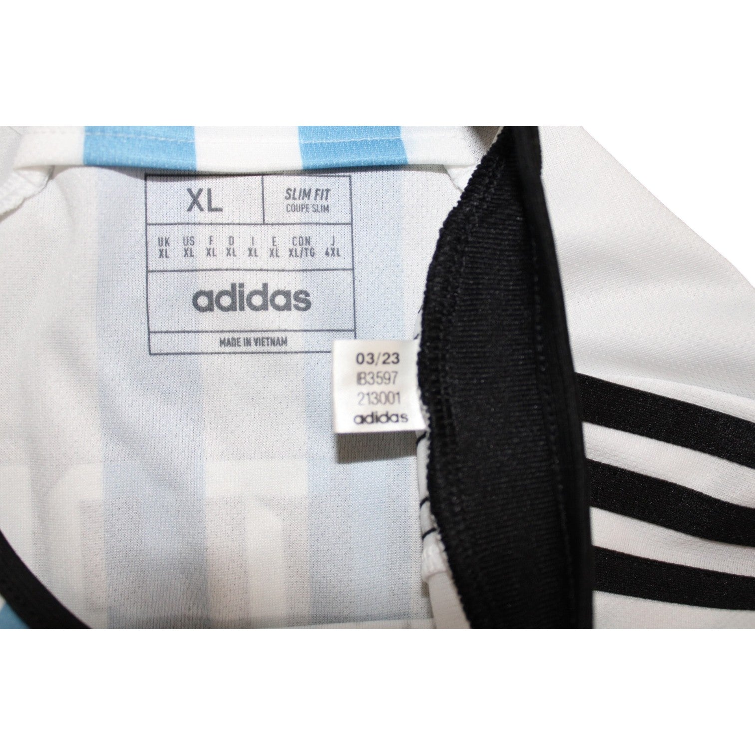 Etichetta codice IB3597 Adidas maglia Argentina Home 2022-23 – produzione 03/23 – taglia XL – Made in Vietnam