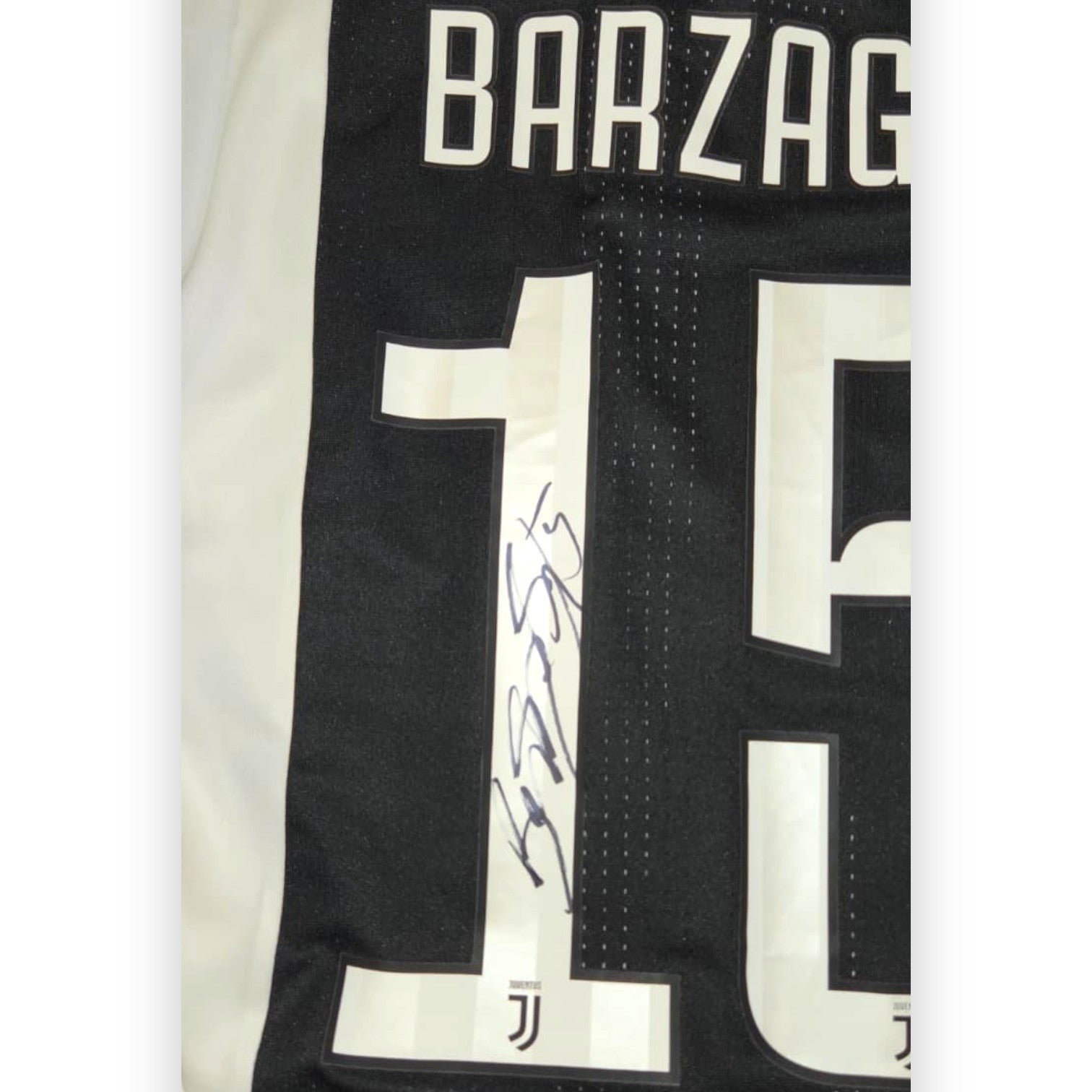 Dettaglio autografo originale Andrea Barzagli maglia Juventus 2017-18 Player Issued – firma su numero 15 – cimelio autentico