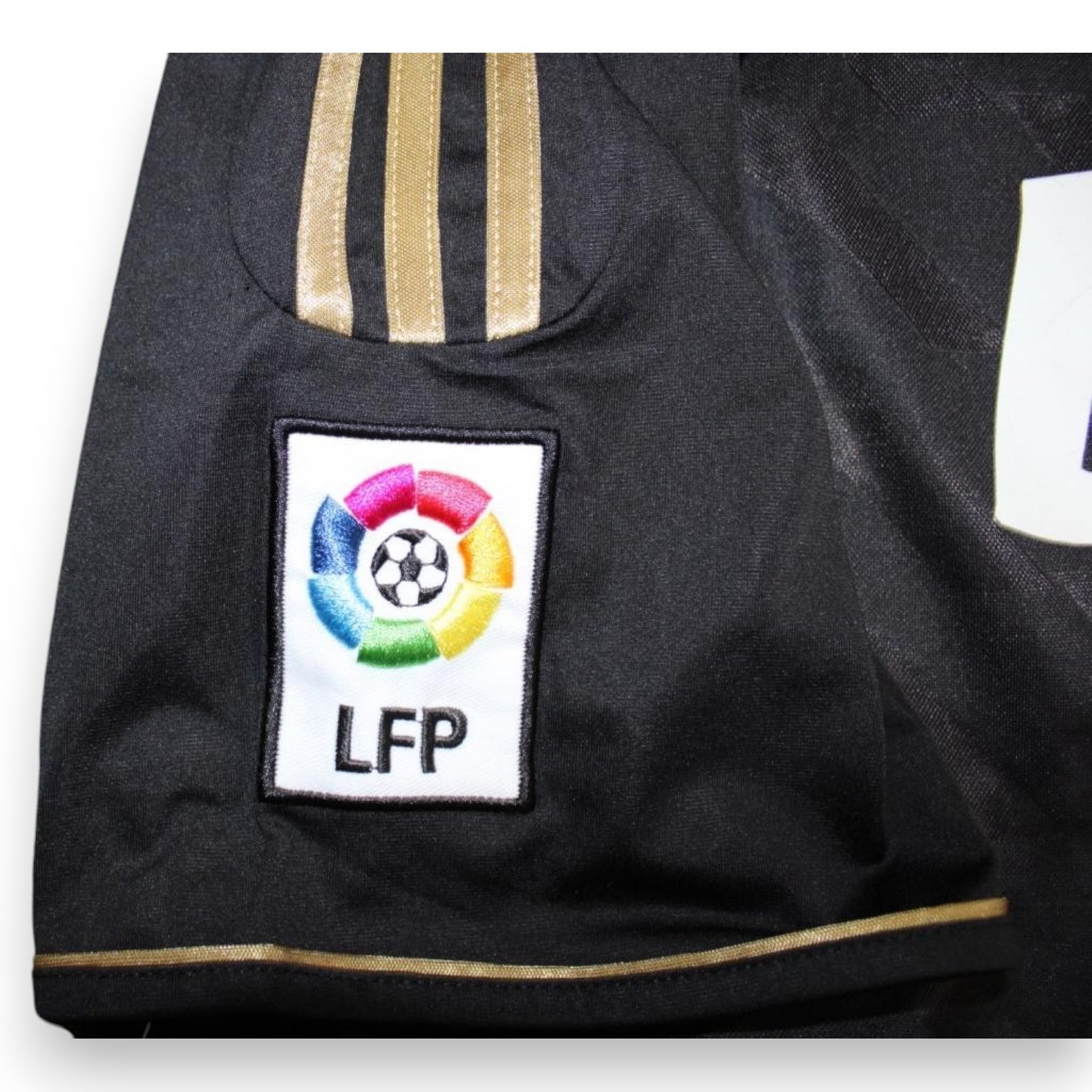 Patch LFP La Liga maglia Real Madrid Away 2011-12 Adidas – tre strisce oro – dettaglio manica