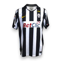 Maglia Juventus Home 2010-11 Player Issued Vincenzo Iaquinta numero 9 autografata – Nike Dri-Fit – design zigzag BetClic – Serie A