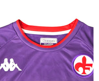 Colletto rosso della maglia Fiorentina 2021/22 con etichetta Kappa XX Large, dicitura Gara e giglio