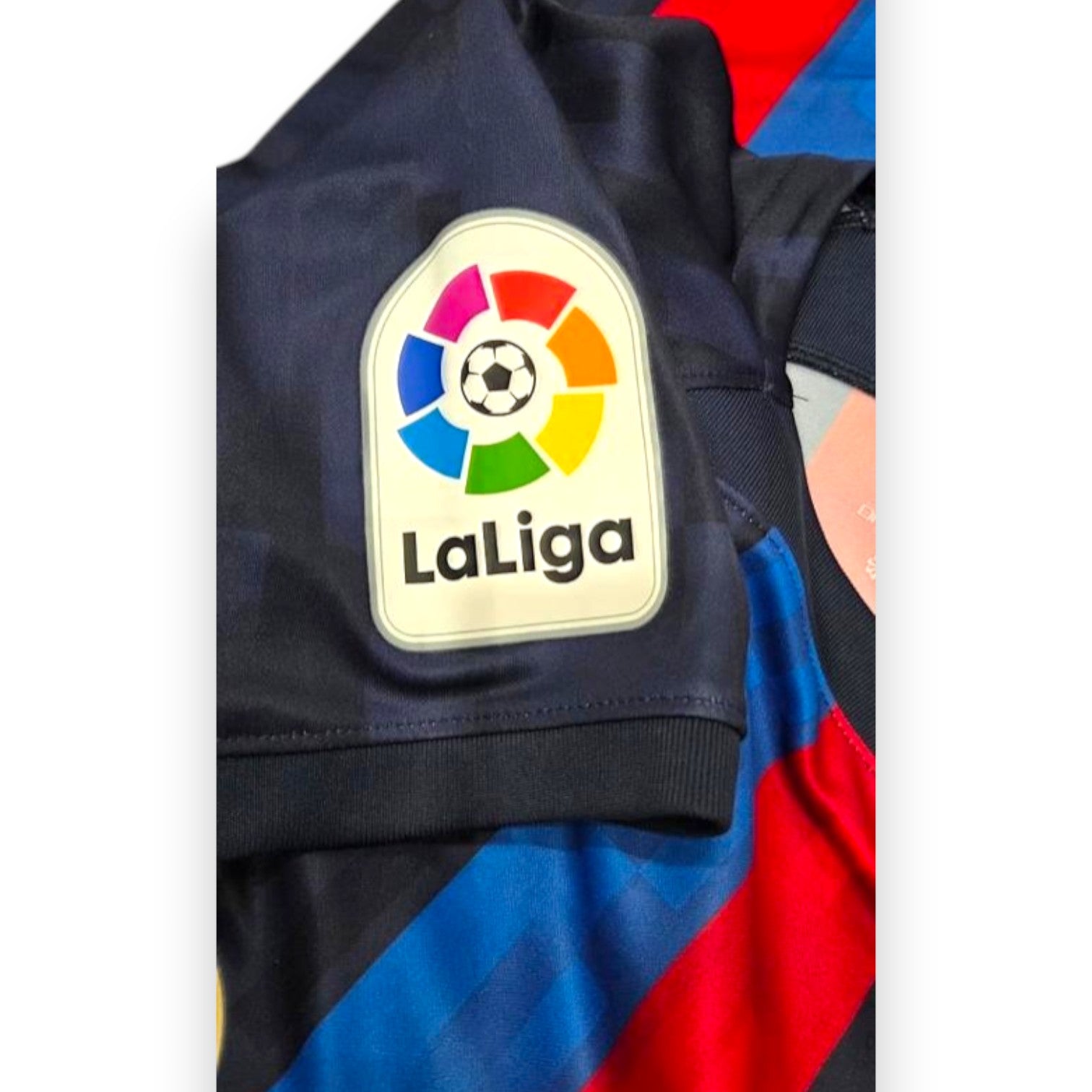 Dettaglio patch ufficiale LaLiga maglia FC Barcelona 2022-23 – Nike – manica destra – Store originale