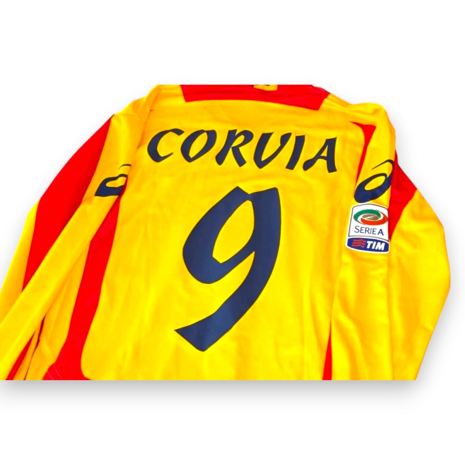 Dettaglio nameset CORVIA numero 9 maglia Lecce 2010-11 Player Issued – patch Serie A TIM – logo Asics manicotto