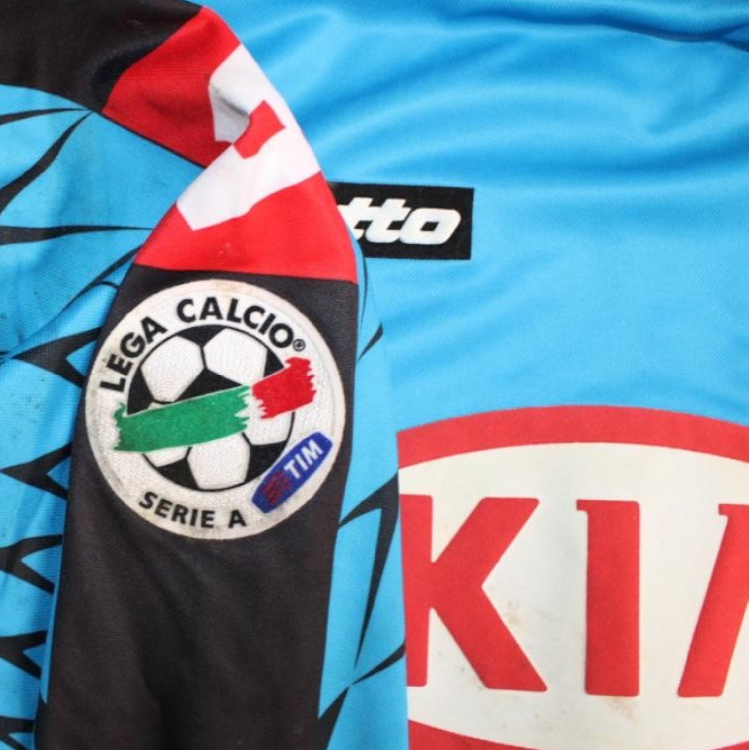 Dettaglio patch Lega Calcio Serie A TIM e sponsor KIA maglia Udinese Third 2005-06 – Lotto – Player Issued Vidigal