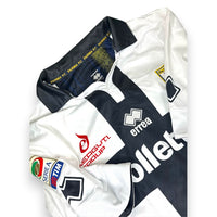 Dettaglio fronte maglia Parma Home 2014-15 Store Erreà – sponsor Folletto Energyti Group – patch Serie A TIM – nastro interno Parma FC oro