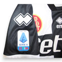 Dettaglio patch Serie A TIM 2020-2021 maglia Parma Home Erreà – sponsor Old Wild West manicotto sinistro