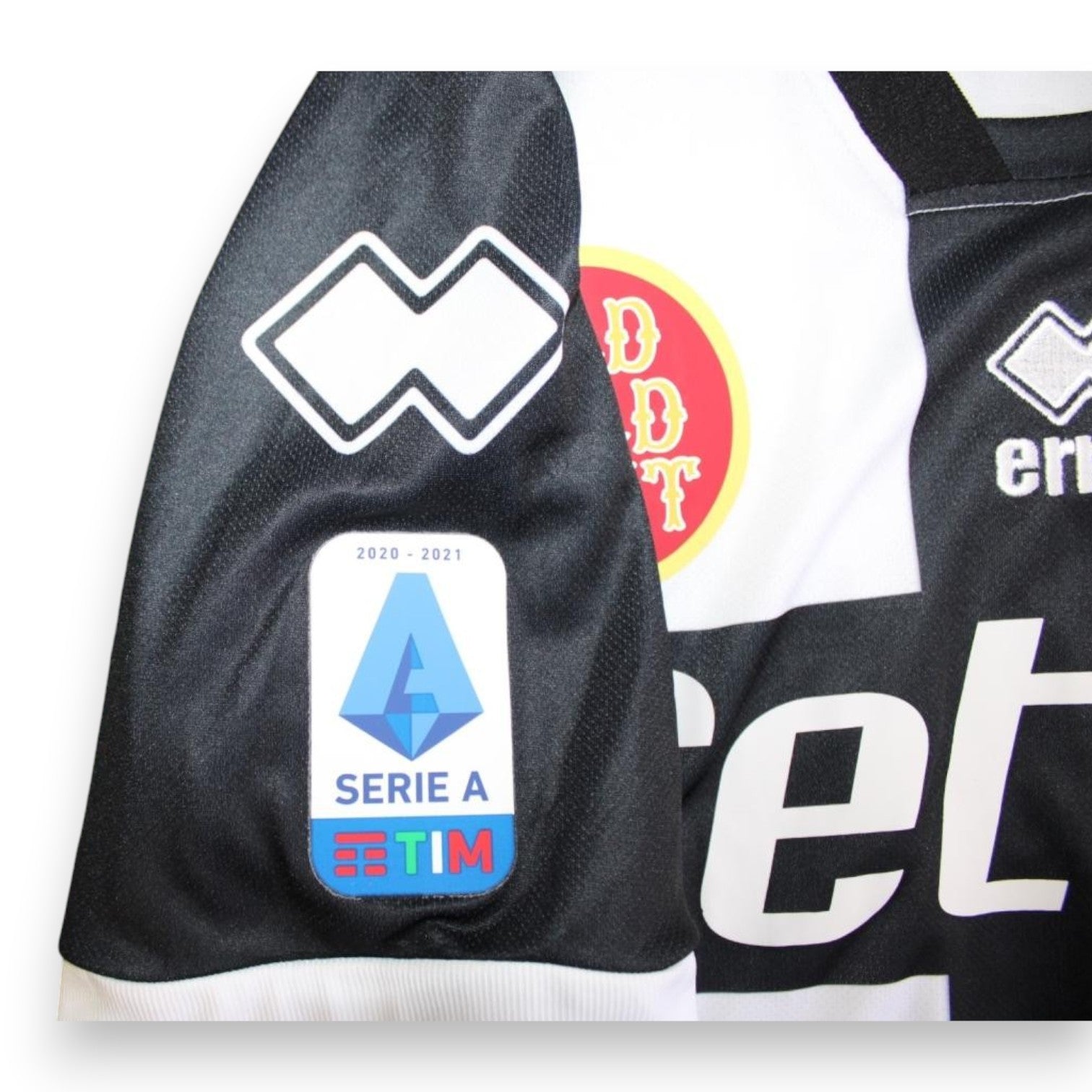 Dettaglio patch Serie A TIM 2020-2021 maglia Parma Home Erreà – sponsor Old Wild West manicotto sinistro