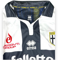 Dettaglio collo maglia Parma Home 2014-15 Store Erreà – taglia XL – nastro interno Parma FC oro – Established 1968