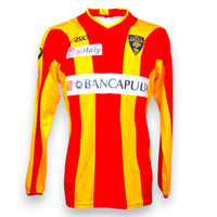 Fronte maglia Lecce Home 2010-11 Player Issued Asics – manica lunga – sponsor Betitaly Bancapulia – strisce giallorosse