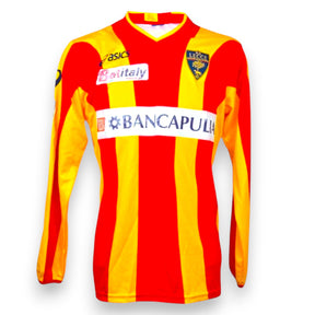 Fronte maglia Lecce Home 2010-11 Player Issued Asics – manica lunga – sponsor Betitaly Bancapulia – strisce giallorosse