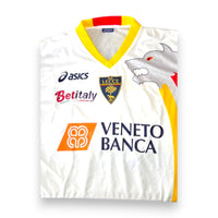 Dettaglio fronte maglia Lecce Away 2010-11 Player Issued – Asics sponsor Betitaly e Veneto Banca – crest U.S. Lecce