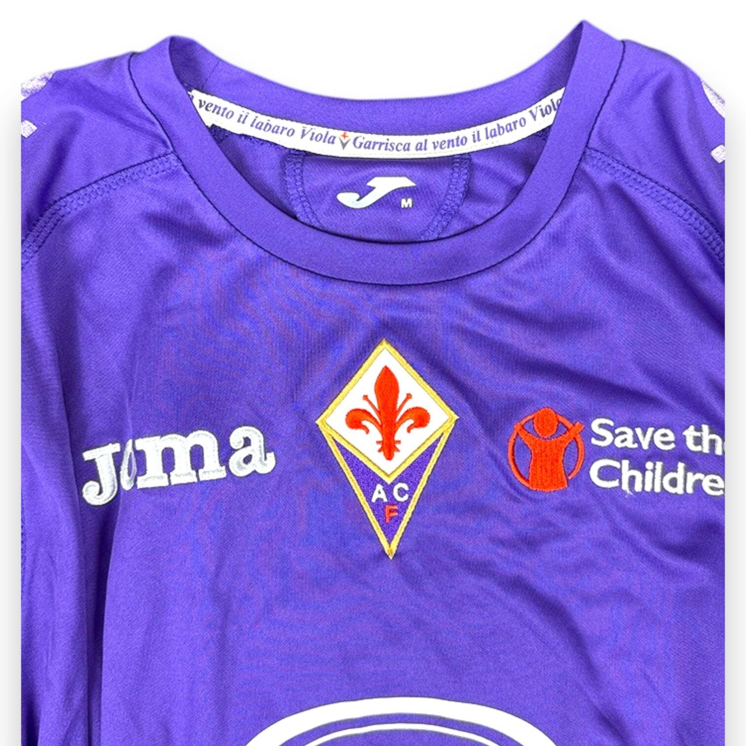 Dettaglio colletto maglia Fiorentina 2012-13 Player Issued – scritta Garrisca al vento il labaro Viola – taglia M Joma